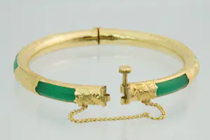 57 - Surinaamse 20Krt geel gouden armband met groene kunststof kern kopen? Bied vanaf 390!