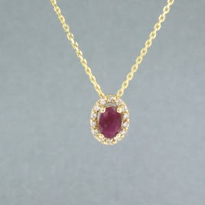 14k gouden collier met hanger bezet met robijn en briljant geslepen diamant kopen? Bied vanaf 200!