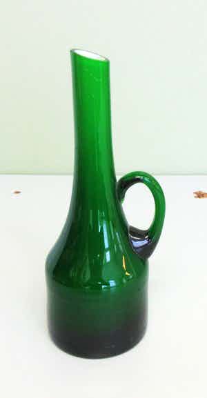 Niet of onleesbaar gesigneerd - Dubbelwandige groen glazen oorvaasje verkocht voor € 1!