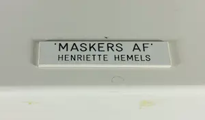 Henriette Hemels - Keramieken beeld, Maskers af (met sokkkel) kopen? Bied vanaf 150!