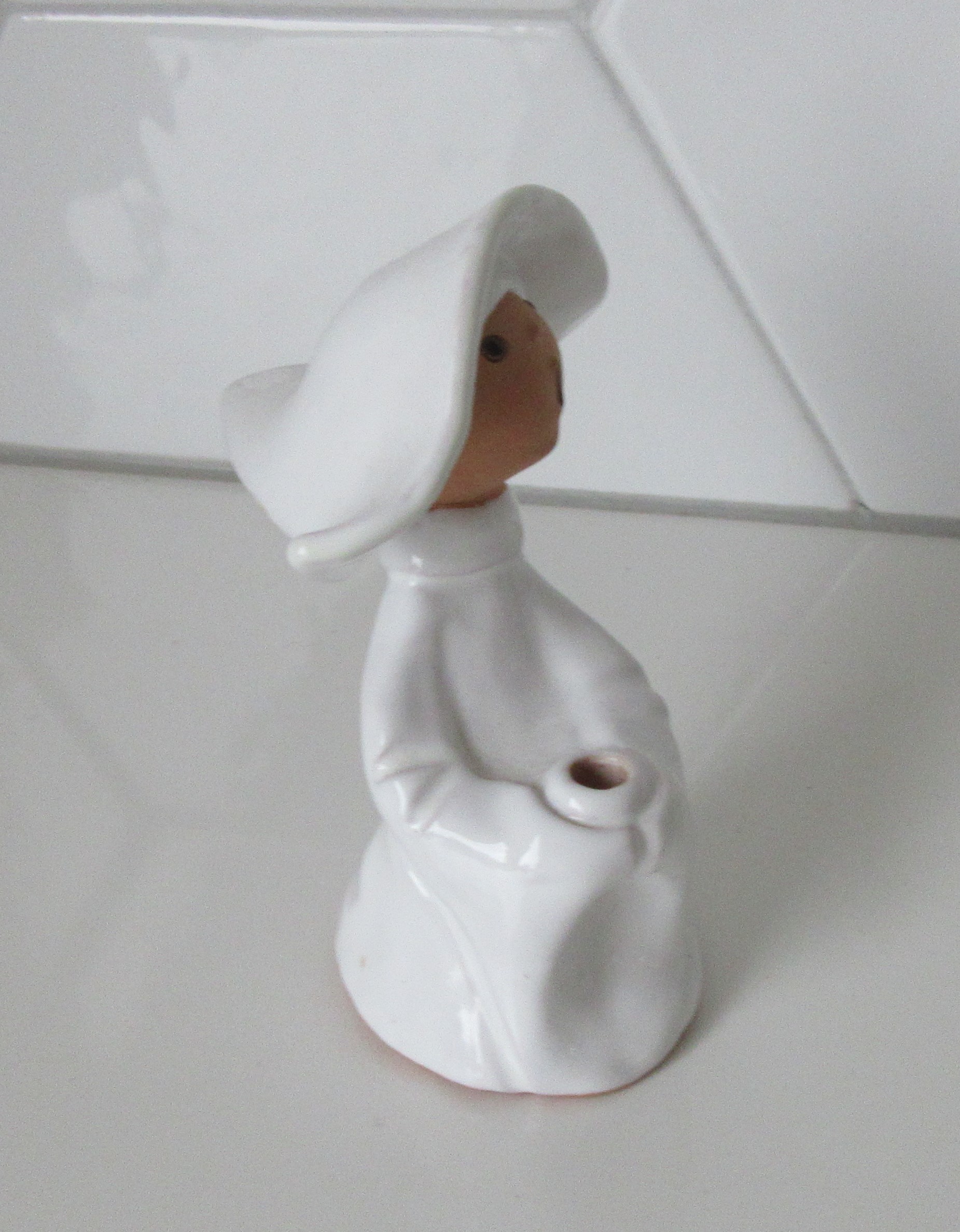 Niet of onleesbaar gesigneerd - Wit geglazuurd aardewerk plastiekje van een nonnetje kopen? Bied vanaf 1!