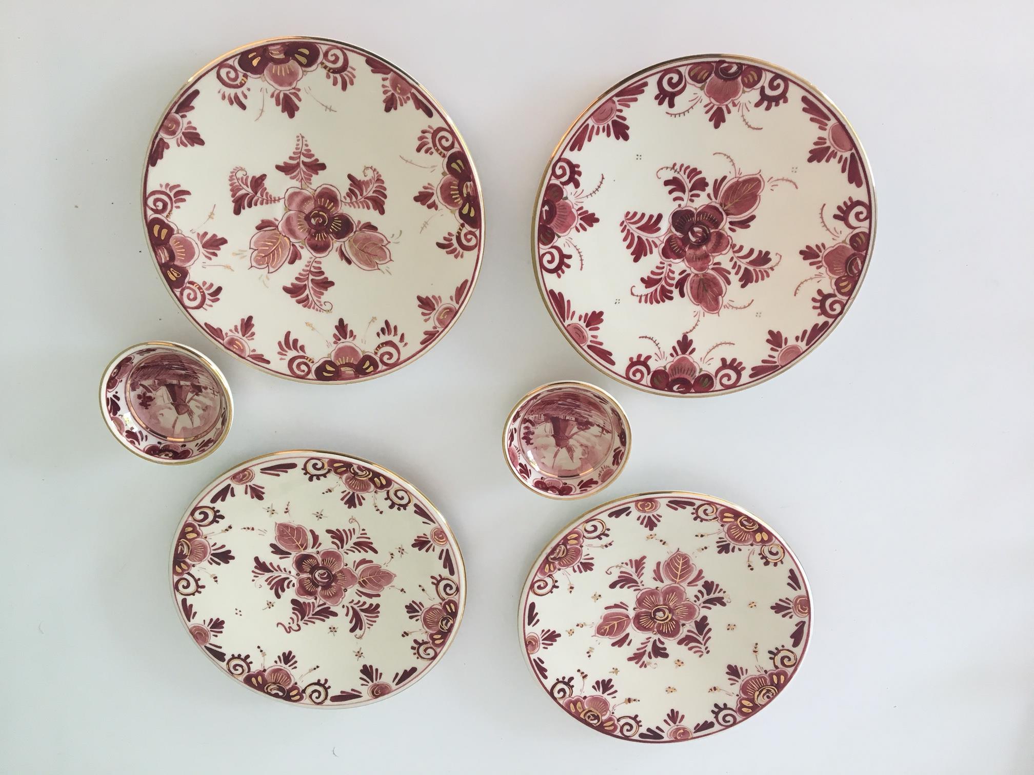 Kunstaardewerkfabriek Regina - vier platelen gebaksbordjes en twee pindaschaaltjes Delfts Rood verkocht voor € 1!