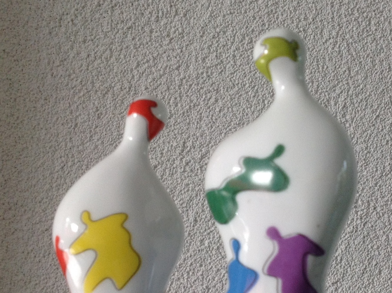 Corry Ammerlaan - Twee kleurige sculpturen van porselein. kopen? Bied vanaf 15!