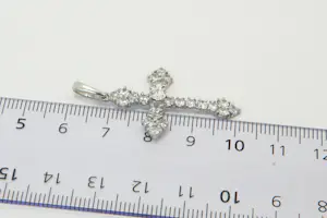 30 - Fraai vormgegeven 14 karaat wit-gouden  kruis hanger met zirkonia kopen? Bied vanaf 130!