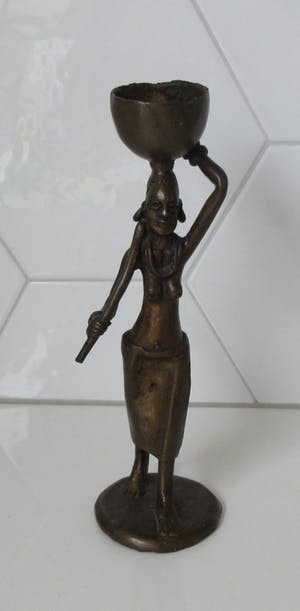 Niet of onleesbaar gesigneerd - Bronzen beeld van een Afrikaanse vrouw kopen? Bied vanaf 10!