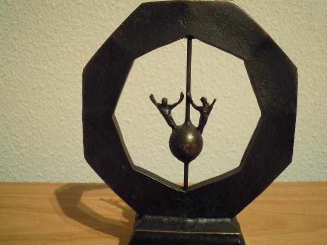 Corry Ammerlaan - Prachtig bronzen beeldje - 2 Mensen op een wereldbol in een cirkel. kopen? Bied vanaf 35!