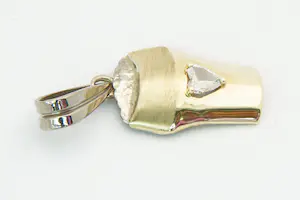 101 - Origineel 14 karaat bi colour Biertje hanger met ca 0.30 crt diamant kopen? Bied vanaf 180!