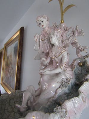 Niet of onleesbaar gesigneerd - PORSELEINEN FONTEIN Koppel Victoriaanse klederdracht + lichtarmatuur in irisvorm kopen? Bied vanaf 1!