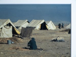 Jan Banning - Grote ingelijste foto , “Voorbereidingen voor een operatie, Cambodja” kopen? Bied vanaf 75!