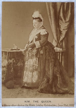 Niet of onleesbaar gesigneerd - 5 foto’s uit de 19e eeuw , Queen Victoria – o.a. Lafayette , W. & D. Downey… kopen? Bied vanaf 1!