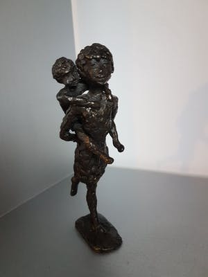 Astrid Veldhuyzen-Koppen - Beeld " Zusjes " kopen? Bied vanaf 40!