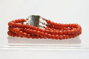 80 - Gedeeltelijk 14 karaats roségouden met 4 rijen bloedkoralen armband kopen? Bied vanaf 240!