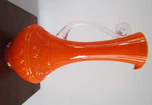 Niet of onleesbaar gesigneerd - Oranje opaline vaas - mooi gesculpteerd verkocht voor € 1!