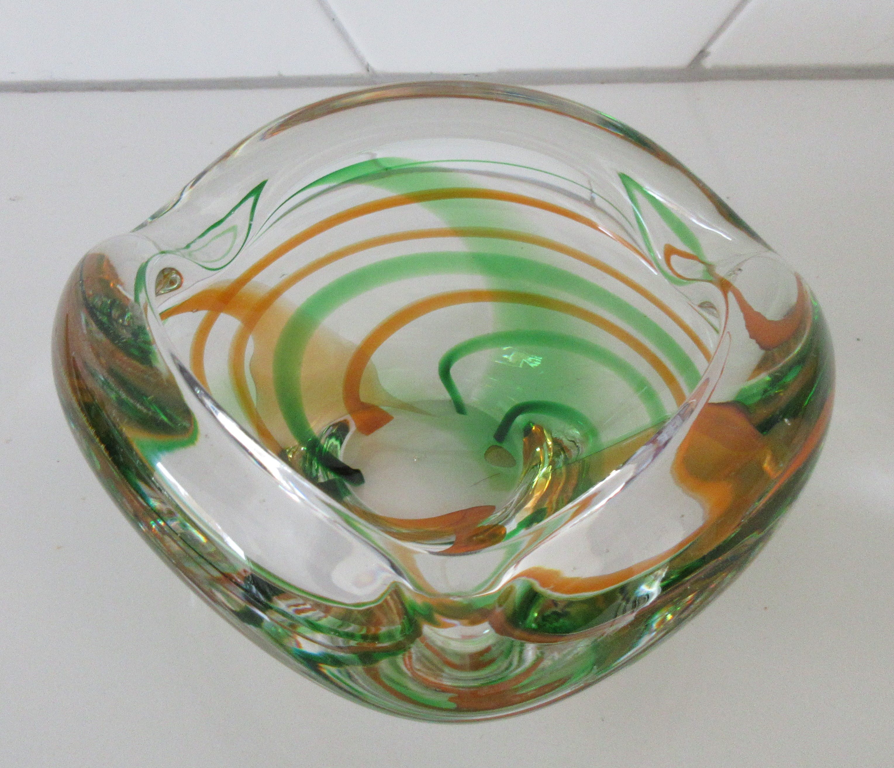 Max Verboeket - Kristalunie Maastricht - Blank kristallen asbak met groene en oranje slingers kopen? Bied vanaf 22!