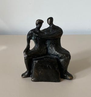 Niet of onleesbaar gesigneerd - Bronzen figuur van een omhelzend koppel kopen? Bied vanaf 1!
