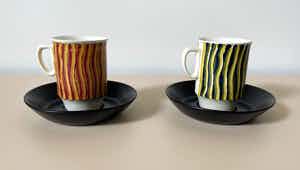 Floris Meydam - Twee hand beschilderde platelen kop - en schotels - Kunstaardewerkfabriek Regina verkocht voor € 1!