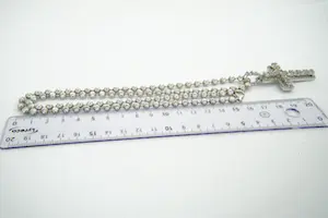88 - Fraai 18Krt wit-gouden bolletjes collier en ca3.40 crt diamanten kruis kopen? Bied vanaf 2500!
