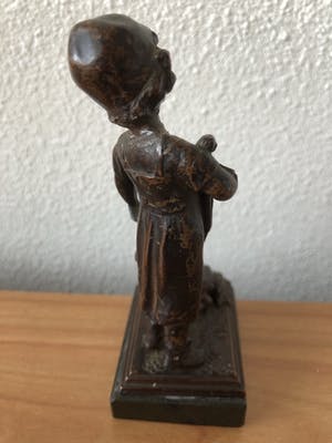 Niet of onleesbaar gesigneerd - Bronzen beeld meisje met pop en kikker. kopen? Bied vanaf 1!
