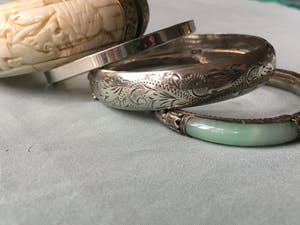 1e gehalte Zilver - slavenarmbanden en twee onedele armbanden met been en groene steen kopen? Bied vanaf 25!