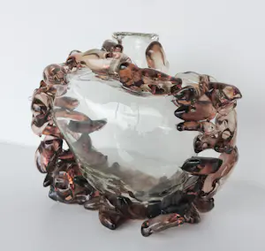 Bernard Heesen - de Oude Horn / Vaas met geornamenteerde bruine rand kopen? Bied vanaf 200!