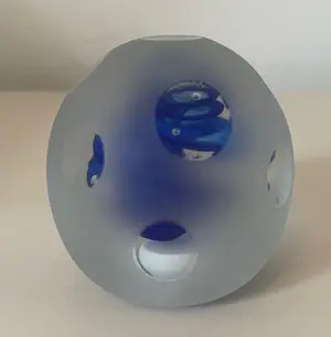 Niet of onleesbaar gesigneerd - Studio glazen gesatineerde presse papier gesigneerd Wils 2016 kopen? Bied vanaf 1!