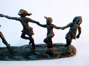 Astrid Veldhuyzen-Koppen - Skulptur von fünf fröhlich tanzenden Kindern, signiert AV im Sockel. kopen? Bied vanaf 25!