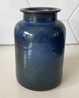 Herman Zaalberg (II) - Steengoed vaasje voorzien van blauw en bruin stroomglazuur verkocht voor € 1!