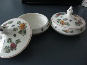 Kunstaardewerkfabriek Regina - 2 antieke bonbonschaaltjes met deksel kopen? Bied vanaf 50!