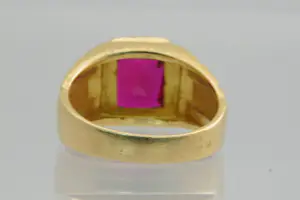 28- Grote en mooi bewerkte 18 krt geel gouden ring met gefacetteerde  kleursteen kopen? Bied vanaf 395!