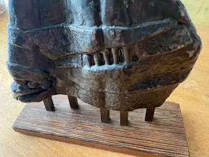 Judith Braun - Zeer fraai vormgegeven sculptuur van vijf mensfiguren die samen een muur vormen kopen? Bied vanaf 100!