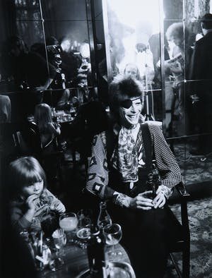 Nico Koster - Foto van David Bowie met zijn zoon in het Amstel Hotel in 1973 kopen? Bied vanaf 150!