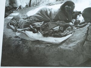 Jan Banning - Grote ingelijste foto , “……..te drinken” kopen? Bied vanaf 75!