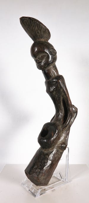 Mangbetu - Houten manfiguur met pijpekop tussen zijn benen kopen? Bied vanaf 1!