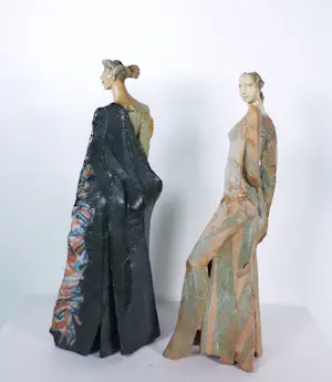 Willemijn van der Meer - Set van 2 keramieken sculpturen, Dames in jurk kopen? Bied vanaf 250!