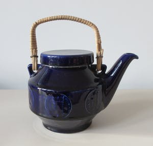 Niet of onleesbaar gesigneerd - WAKU diep blauwe aardewerken theepot met rieten hengsel kopen? Bied vanaf 1!