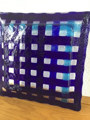 Niet of onleesbaar gesigneerd - Schaal, meerkleurig glas,vierkant kopen? Bied vanaf 10!