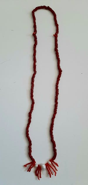 Niet of onleesbaar gesigneerd - Collier echt Bloedkoraal en echt Parels kopen? Bied vanaf 1!