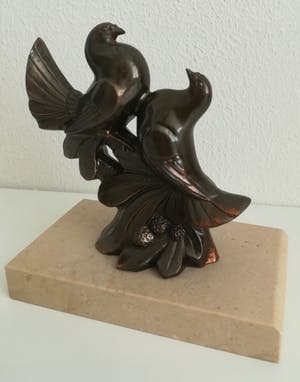 Brons (Onbekend) - Prachtig gedetailleerd sculptuur met duifjes, Art Déco kopen? Bied vanaf 60!