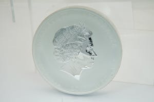 2435 - Massief (1 Kilo!) Zilveren 30$ Australia ElizabethII Munt Year of Rooster kopen? Bied vanaf 470!