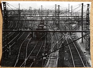 Aart Klein - Trein emplacement, gelatinezilverdruk kopen? Bied vanaf 295!