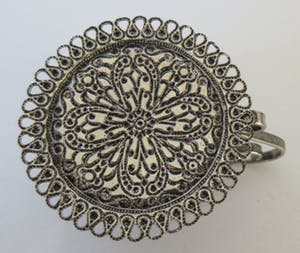 Niet of onleesbaar gesigneerd - Twee antieke filigraan zilveren glashouders - een met origineel glas - kopen? Bied vanaf 10!