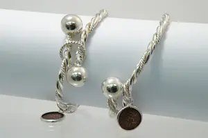 13- TWEE (2) Massief 1e ghlt zilveren bolletjes armbanden -met 2 onedele muntjes kopen? Bied vanaf 90!