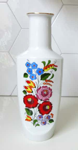 Niet of onleesbaar gesigneerd - Kalocsa - Grote handbeschilderde porseleinen vaas verkocht voor € 1!