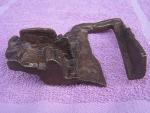 Brons (Onbekend) - Zittend naast de poort. kopen? Bied vanaf 35!