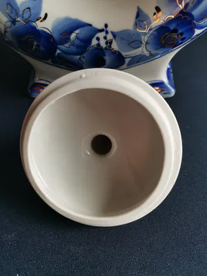 Niet of onleesbaar gesigneerd - Fraai gedecoreerde Chinese koffiepot met kraaiende haan kopen? Bied vanaf 1!