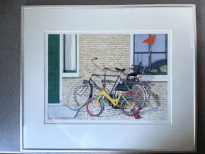 Peter Dumas - Fietsen tegen de muur - Zeefdruk, Ingelijst kopen? Bied vanaf 55!