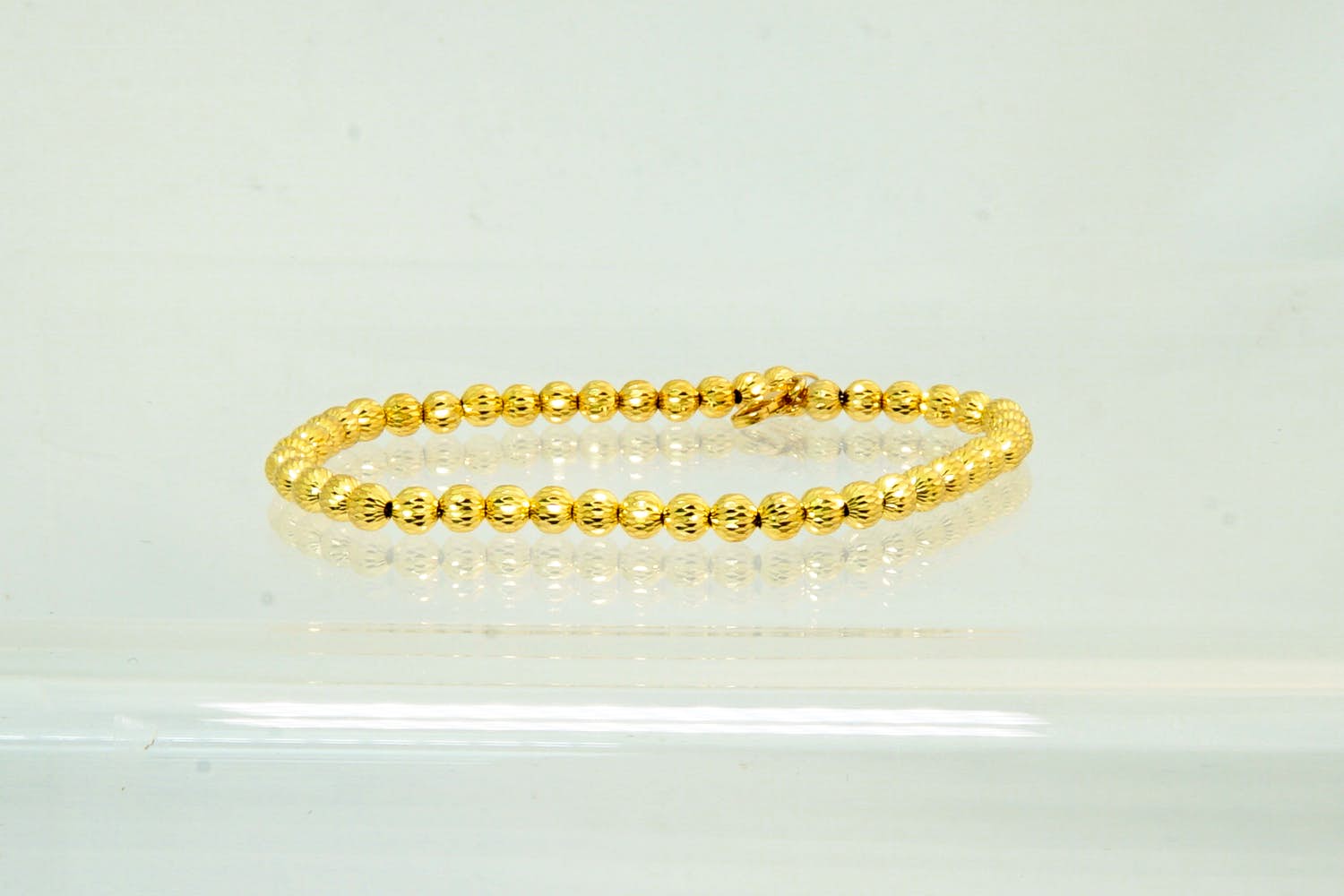 83 - Elegante 18Krt geelgouden armband met gegraveerde balletjes kopen? Bied vanaf 260!