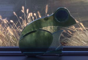 Niet of onleesbaar gesigneerd - Drie raamhangers: uil, kikker, vis kopen? Bied vanaf 1!