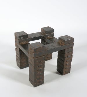 David van de Kop - Constructivistisch ijzeren beeld met vier pilaren kopen? Bied vanaf 300!