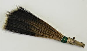 Curiosa - Jagershoedspeld / broche van wildzwijn haar met afbeelding van korhoen. kopen? Bied vanaf 1!